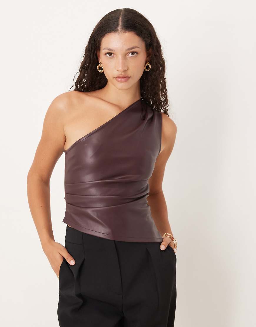 Gina Tricot - Top aus Kunstleder in Burgunderrot mit One-Shoulder-Träger von GINA TRICOT