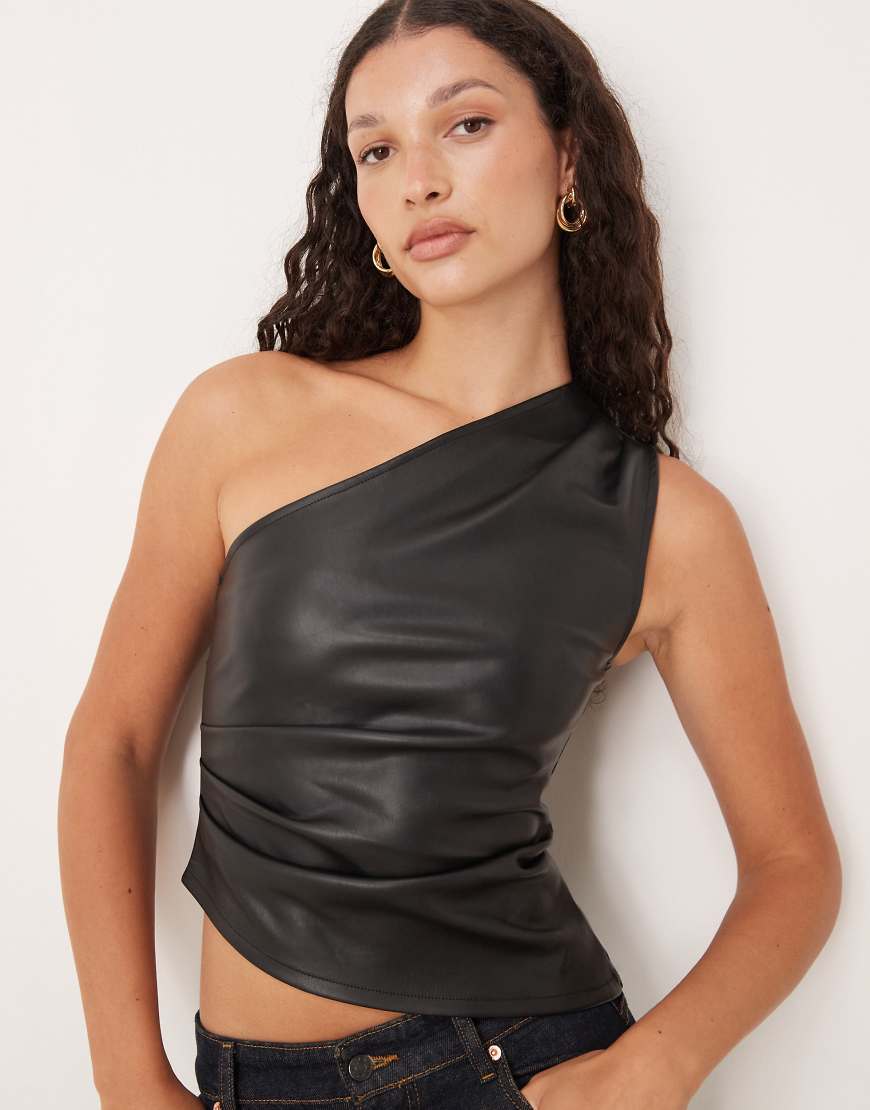 Gina Tricot - Top aus Kunstleder in Schwarz mit One-Shoulder-Träger von GINA TRICOT