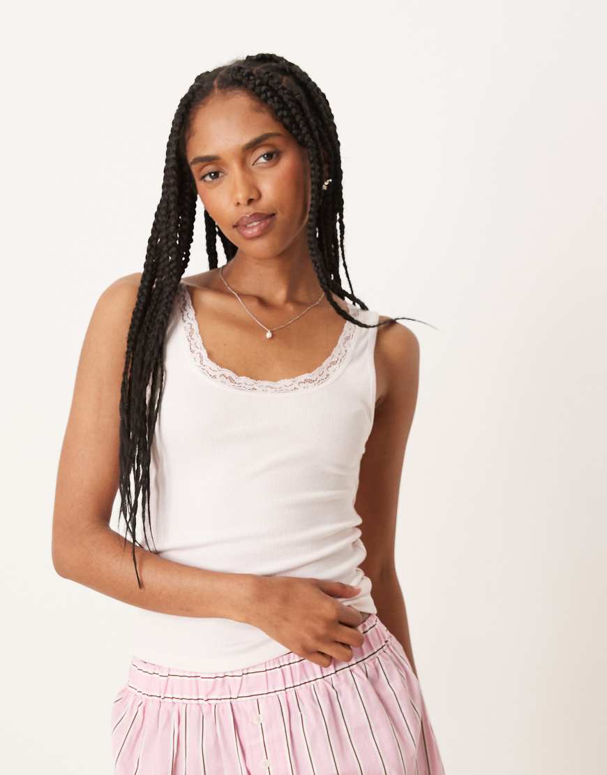 Gina Tricot - Trägertop in Hellrosa mit Spitzendetail von GINA TRICOT