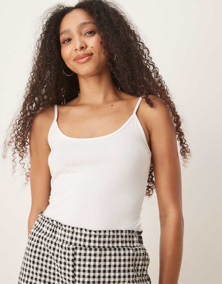 Gina Tricot - Oberteil aus Jersey in Weiß mit Camisole-Trägern Gina Tricot - Oberteil aus Jersey in Weiß mit Camisole-Trägern von GINA TRICOT
