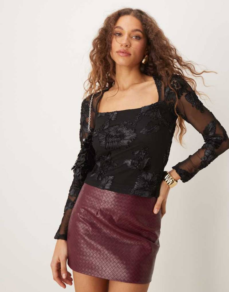 Gina Tricot - Transparentes Oberteil in Schwarz mit eckigem Ausschnitt und platzierter Stickerei-Applikation von GINA TRICOT