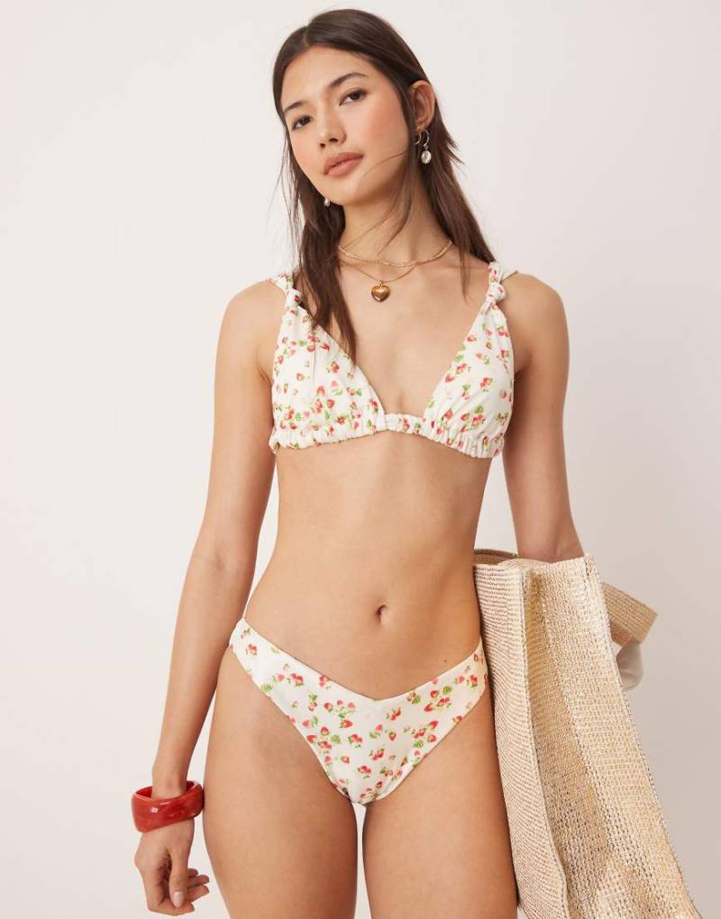 Gina Tricot - Triangel-Bikinioberteil mit breiten Trägern und rotem Erdbeermuster-Weiß von GINA TRICOT