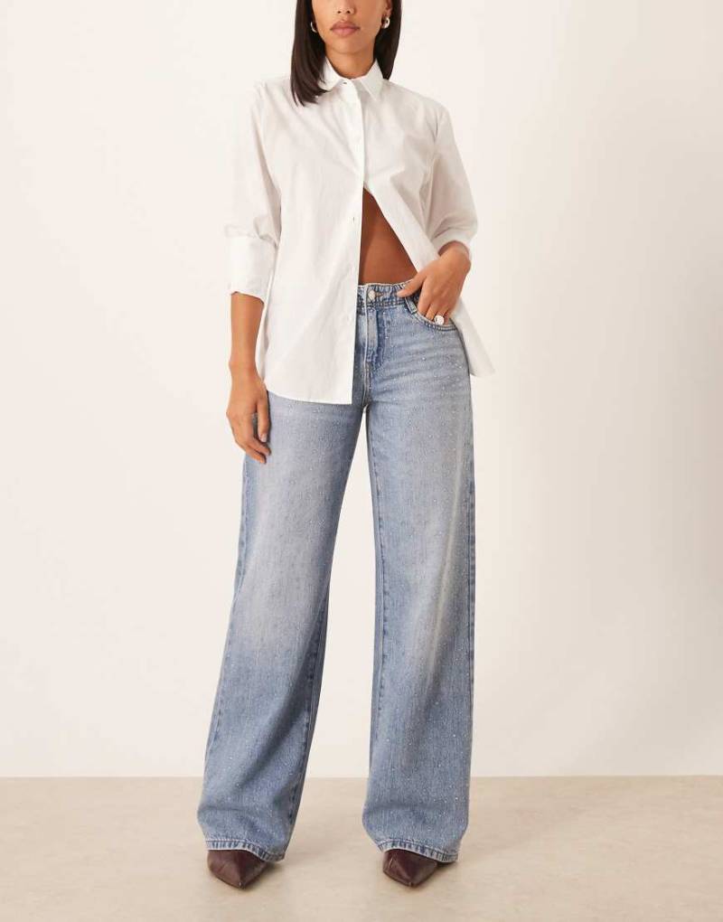 Gina Tricot - Verzierte Jeans in mittelblauer Waschung mit mittelhohem Bund Gina Tricot - Verzierte Jeans in mittelblauer Waschung mit mittelhohem Bund von GINA TRICOT