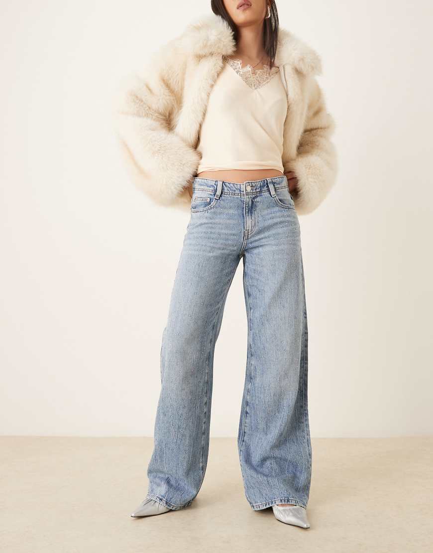 Gina Tricot - Verzierte Jeans in mittelblauer Waschung mit mittelhohem Bund von GINA TRICOT