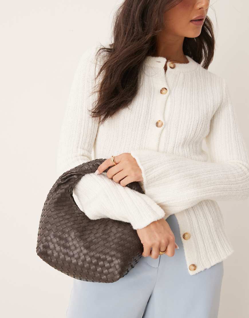 Gina Tricot - Kleine Tote-Handtasche in Braun aus geflochtenem Gewebe mit gedrehtem Henkel Gina Tricot - Kleine Tote-Handtasche in Braun aus geflochtenem Gewebe mit gedrehtem Henkel von GINA TRICOT