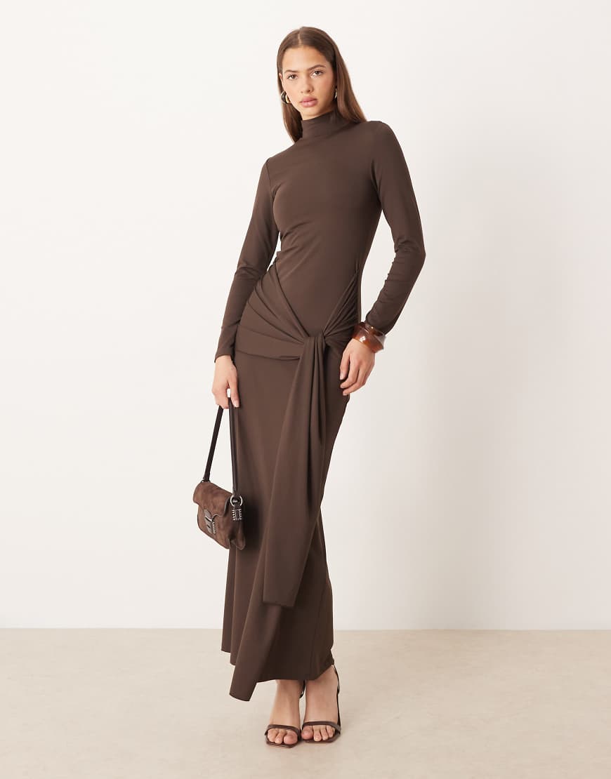 Gina Tricot - Weiches, langärmliges Maxikleid in Dunkelbraun mit Zierknoten und Bindedetail vorne und tiefem Rückenausschnitt-Brown Gina Tricot - Weiches, langärmliges Maxikleid in Dunkelbraun mit Zierknoten und Bindedetail vorne und tiefem Rückenausschnitt-Brown von GINA TRICOT