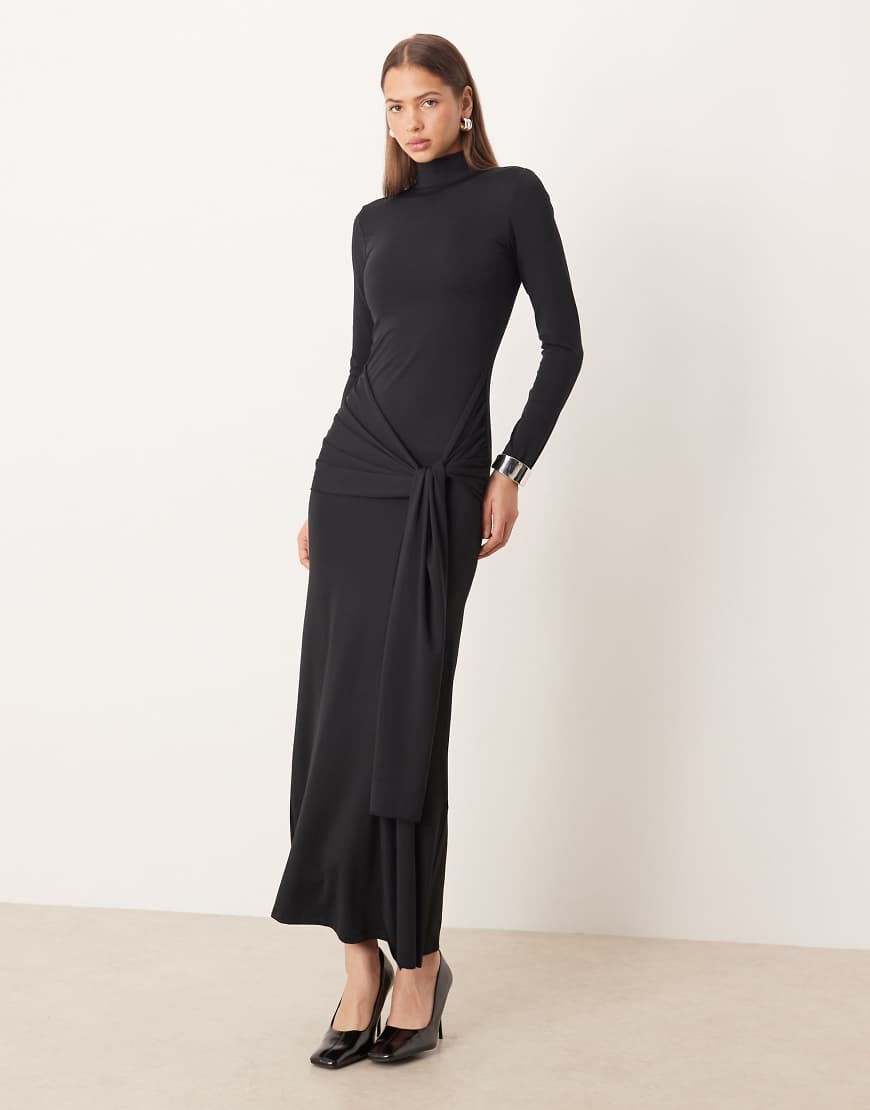 Gina Tricot - Weiches, langärmliges Maxikleid in Schwarz mit Zierknoten, Bindedetail vorne und tiefem Rückenausschnitt von GINA TRICOT