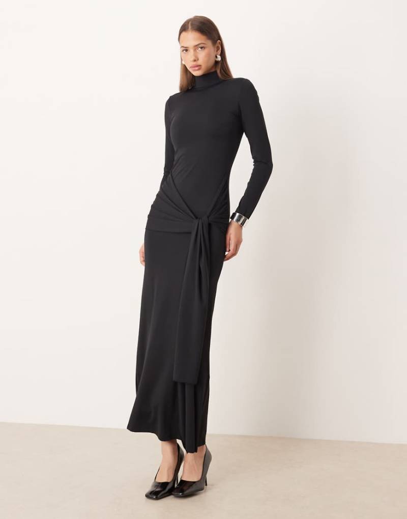 Gina Tricot - Weiches, langärmliges Maxikleid in Schwarz mit Zierknoten, Bindedetail vorne und tiefem Rückenausschnitt Gina Tricot - Weiches, langärmliges Maxikleid in Schwarz mit Zierknoten, Bindedetail vorne und tiefem Rückenausschnitt von GINA TRICOT