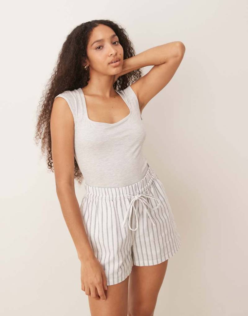 Gina Tricot - Kurzärmliges Oberteil in Hellgrau meliert mit U-Ausschnitt von GINA TRICOT