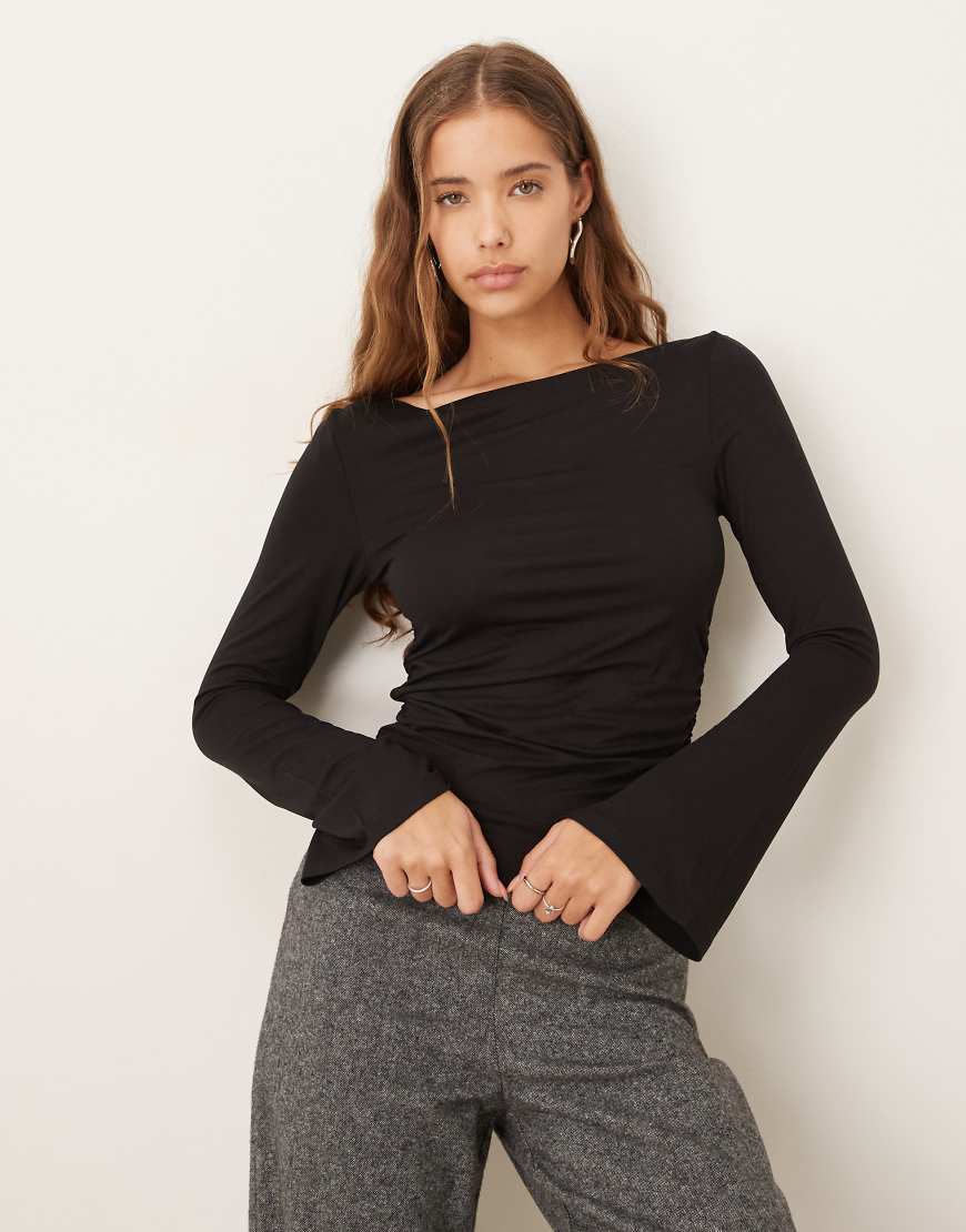 Gina Tricot - Weiches Oberteil in Schwarz mit U-Boot-Ausschnitt von GINA TRICOT
