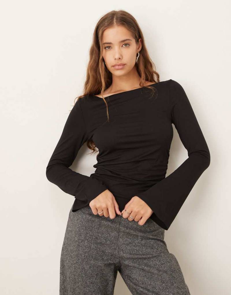 Gina Tricot - Weiches Oberteil in Schwarz mit U-Boot-Ausschnitt von GINA TRICOT