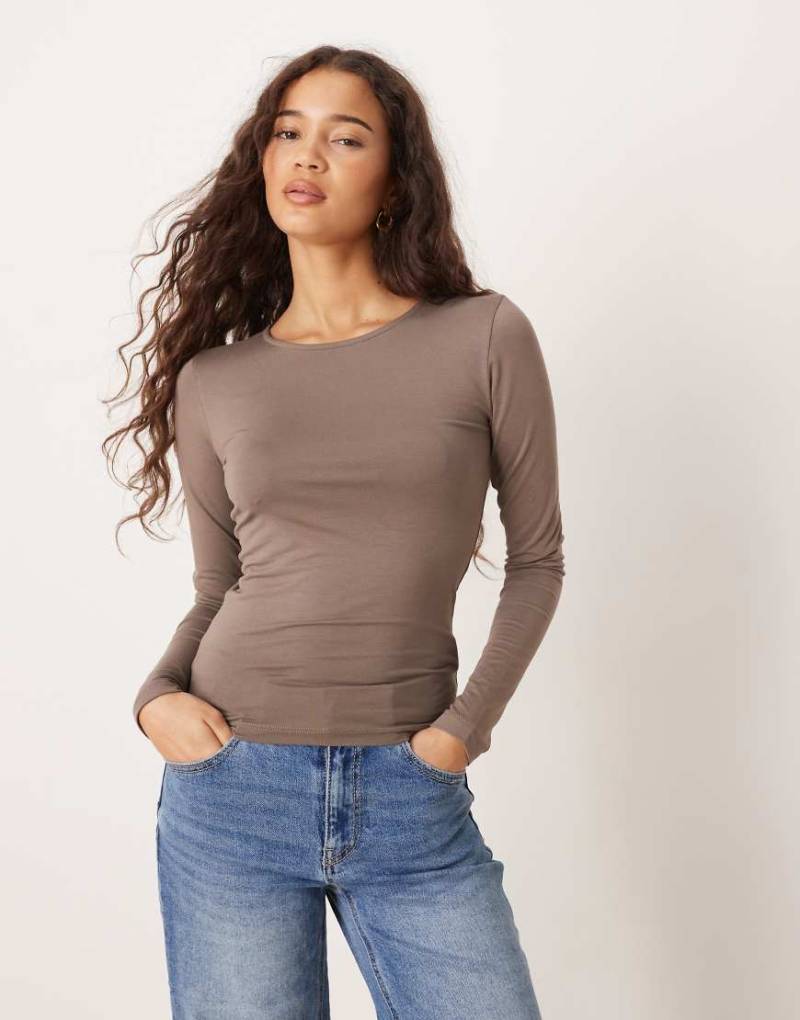 Gina Tricot - Weiches Slim-Fit-Oberteil in Pilzbraun mit Rundhalsausschnitt-Brown von GINA TRICOT