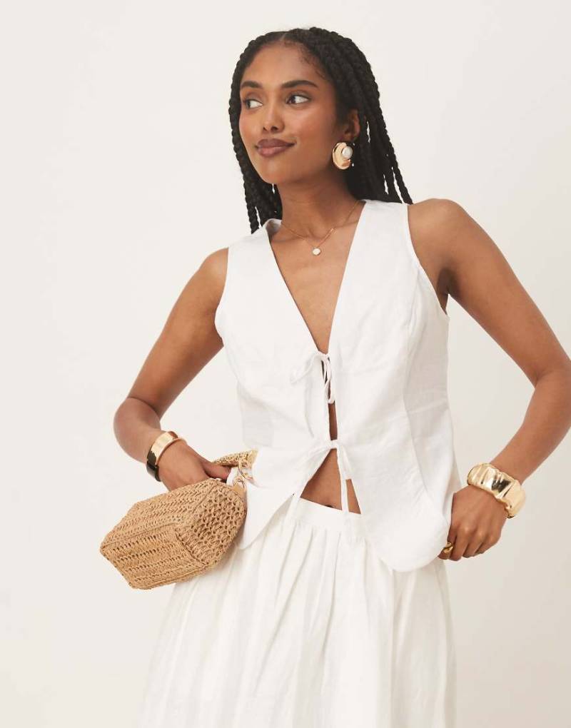 Gina Tricot - Weste aus Leinen in Weiß mit Bindeband vorne von GINA TRICOT