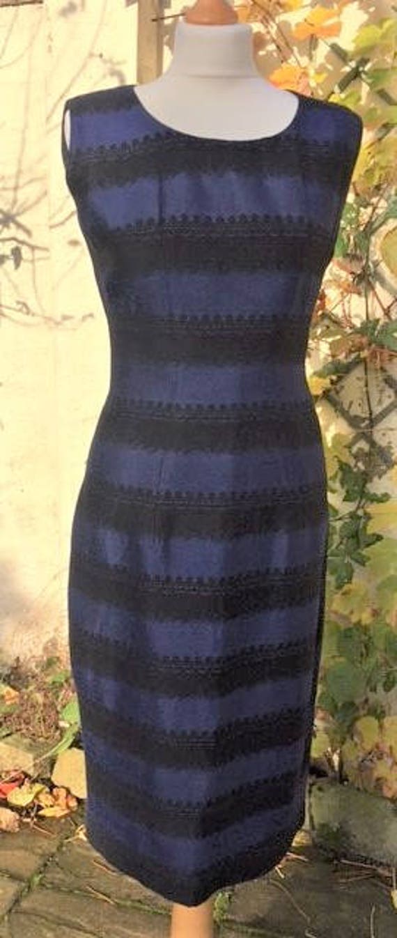 1950Er Jahre Wiggle Dress, Uk Größe 10, Us 6 Vintage Bombshell .brokat Quaste Design Stoff - Iris Blau/Schwarz. Handgefertigt Und in 1950Er Jahre Wiggle Dress, Uk Größe 10, Us 6 Vintage Bombshell .brokat Quaste Design Stoff - Iris Blau/Schwarz. Handgefertigt Und in von GINGERMINTVINTAGE