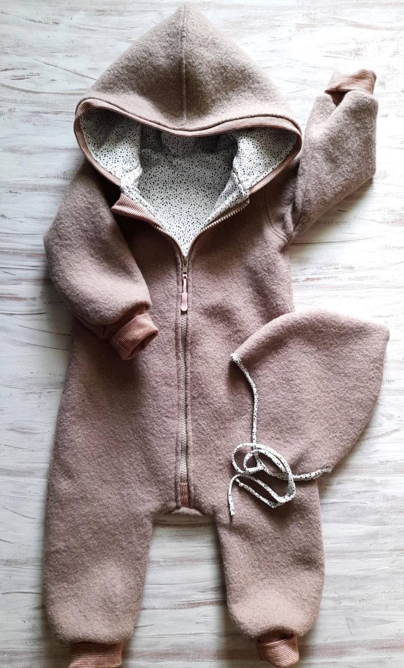 Walkoverall Babyoverall in Beige Mit Runder Kapuze Oder Zipfelkapuze Den Doppelgrößen 56-62 Bis 98-104 - Wunschfarbe Machbar Walkoverall Babyoverall in Beige Mit Runder Kapuze Oder Zipfelkapuze Den Doppelgrößen 56-62 Bis 98-104 - Wunschfarbe Machbar von GISISVO
