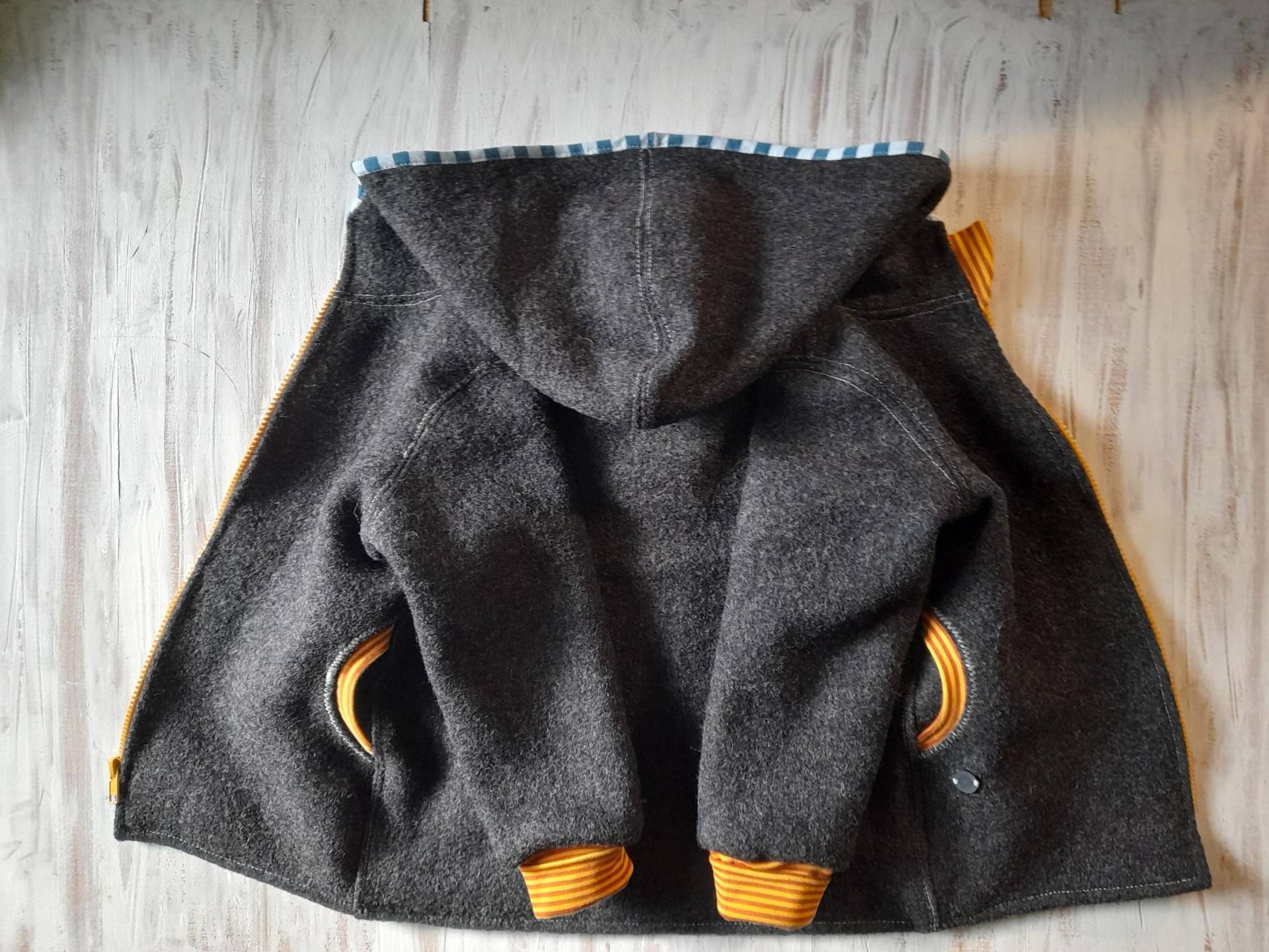 Wollwalkjacke Kinderjacke Mit Runder Oder Zipfelkapuze in Anthrazit Farbwunsch Innenfutter Waldtiere - Doppelgröße 56-62 Bis 104-110 Wollwalkjacke Kinderjacke Mit Runder Oder Zipfelkapuze in Anthrazit Farbwunsch Innenfutter Waldtiere - Doppelgröße 56-62 Bis 104-110 von GISISVO