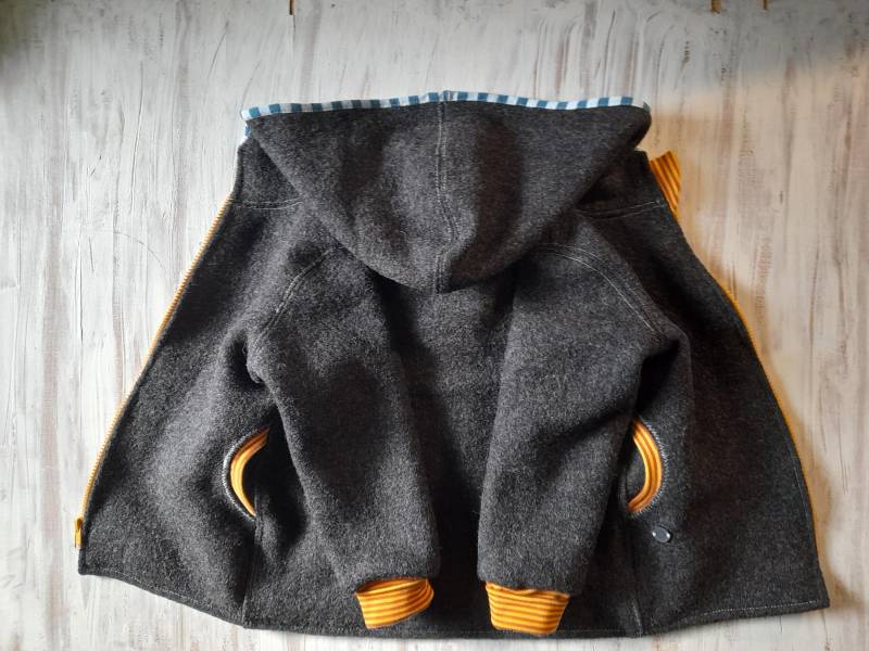 Wollwalkjacke Kinderjacke Mit Runder Oder Zipfelkapuze in Anthrazit Farbwunsch Innenfutter Waldtiere - Doppelgröße 56-62 Bis 104-110 Wollwalkjacke Kinderjacke Mit Runder Oder Zipfelkapuze in Anthrazit Farbwunsch Innenfutter Waldtiere - Doppelgröße 56-62 Bis 104-110 von GISISVO
