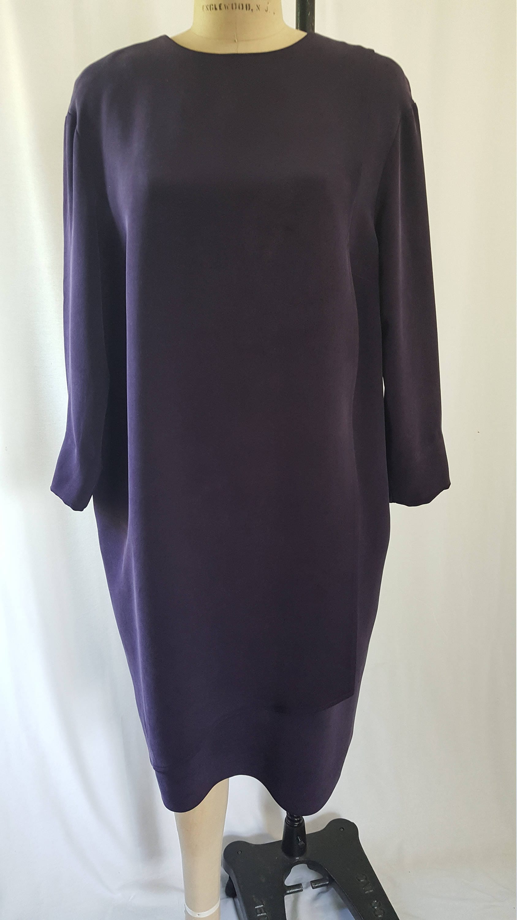 80Er Jahre Aubergine Seide Geschichtet Übergroße Kleid 80Er Jahre Aubergine Seide Geschichtet Übergroße Kleid von GJONESVINTAGE