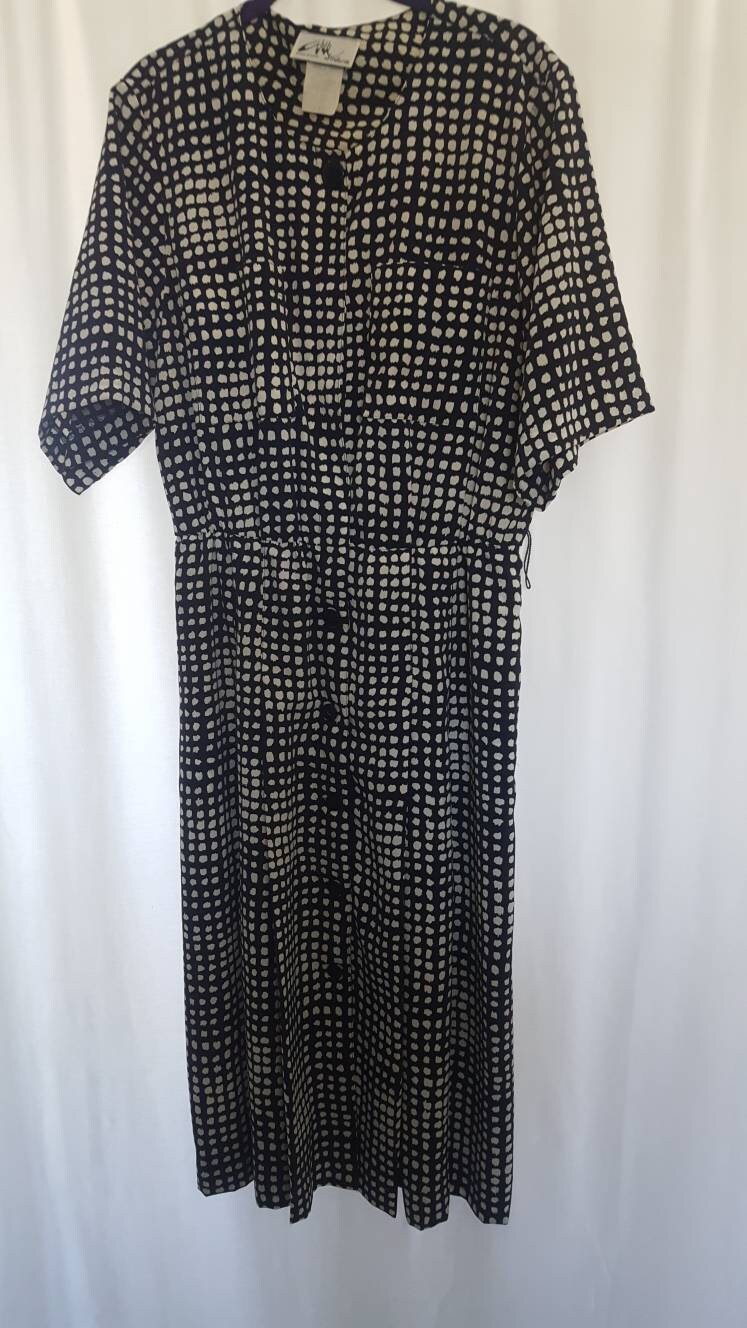 80Er Jahre Entdeckt Schwarzen Und Weißen Hemd Kleid Größe Medium/Large 80Er Jahre Entdeckt Schwarzen Und Weißen Hemd Kleid Größe Medium/Large von GJONESVINTAGE