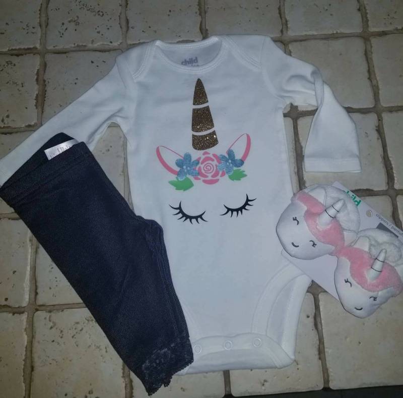 Einhorn Shirt/Onesie von GKGDesignsByJennifer