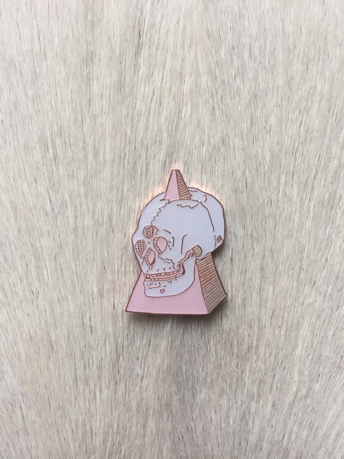 Glamour Wunde Schädel Pyramide 1" Revers Emaille Pin Weiß Rosa Kupfer Metall Pinback Original Glamour Wunde Schädel Pyramide 1" Revers Emaille Pin Weiß Rosa Kupfer Metall Pinback Original von GLAMOURWOUNDS