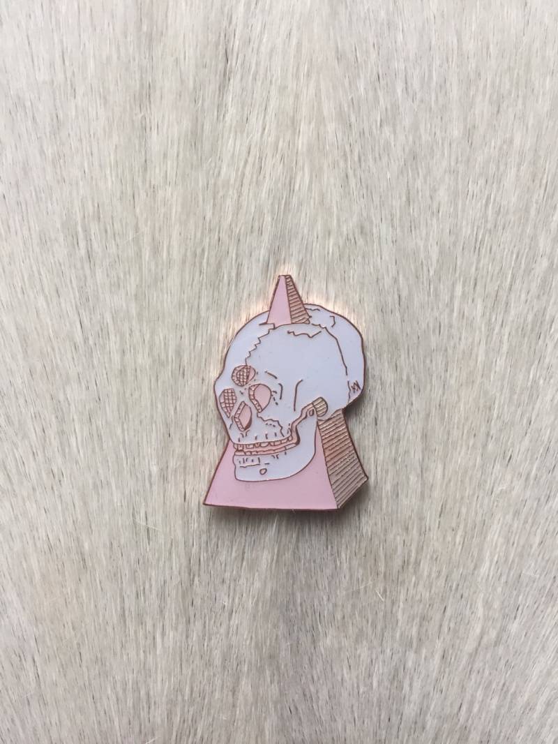 Glamour Wunde Schädel Pyramide 1" Revers Emaille Pin Weiß Rosa Kupfer Metall Pinback Original Glamour Wunde Schädel Pyramide 1" Revers Emaille Pin Weiß Rosa Kupfer Metall Pinback Original von GLAMOURWOUNDS