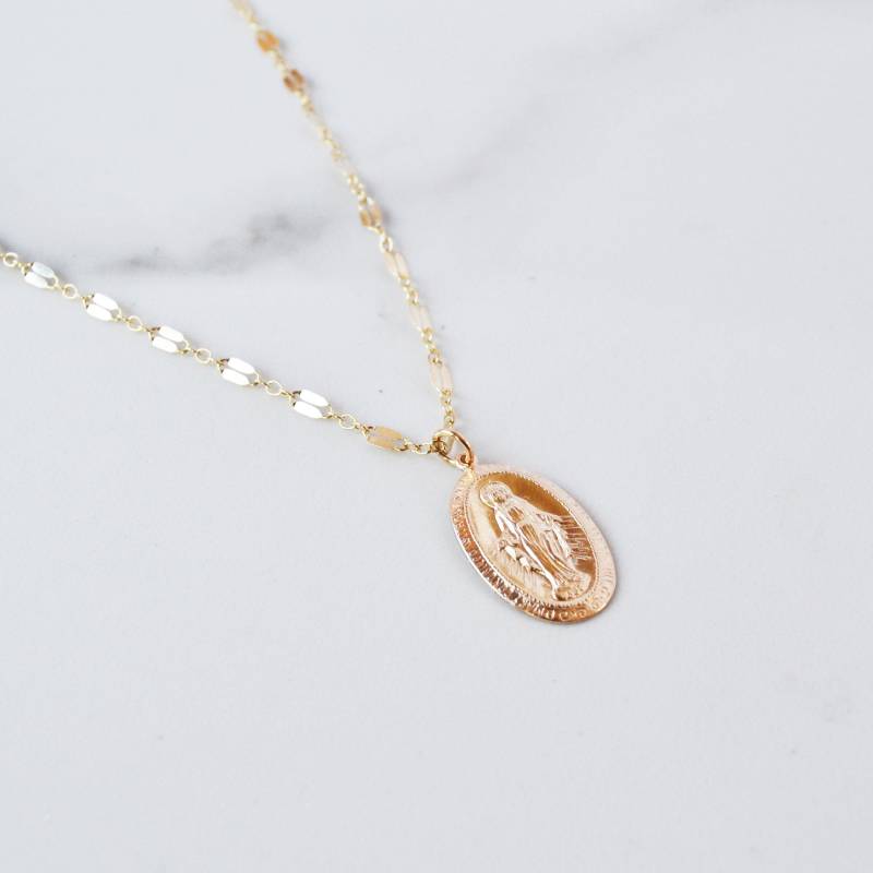 Gold Mary Charm Halskette, Gefüllt Jungfrau Maria Religiöse Dame Von Guadeloupe Medaillon Silbermünze Halskette von GLAMROCKSdesigns
