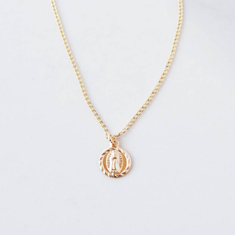 Lady Of Guadalupe Halskette, Delicate Gold Gefüllte Mary Lagenkette, Reiz Jungfrau Maria Anhänger von GLAMROCKSdesigns