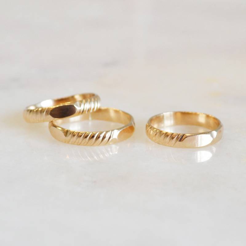 strukturierter Gold Filled Bandring, Einfacher Goldstapelring, 4 Mm Breiter 14K Gemusterter Ring, Gravur Optional von GLAMROCKSdesigns