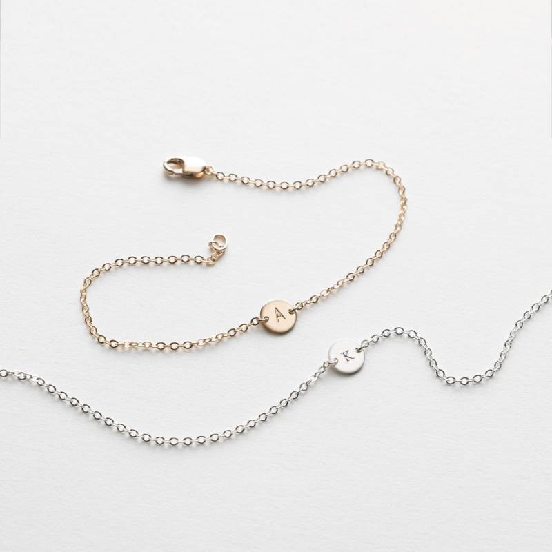 Zierliches Personalisiertes Initial Armband, Benutzerdefiniertes Buchstabe Minimal Disk Armband | 14K Gold Fill, Sterling Silber, Roségold lb206 von GLDNxLayeredAndLong