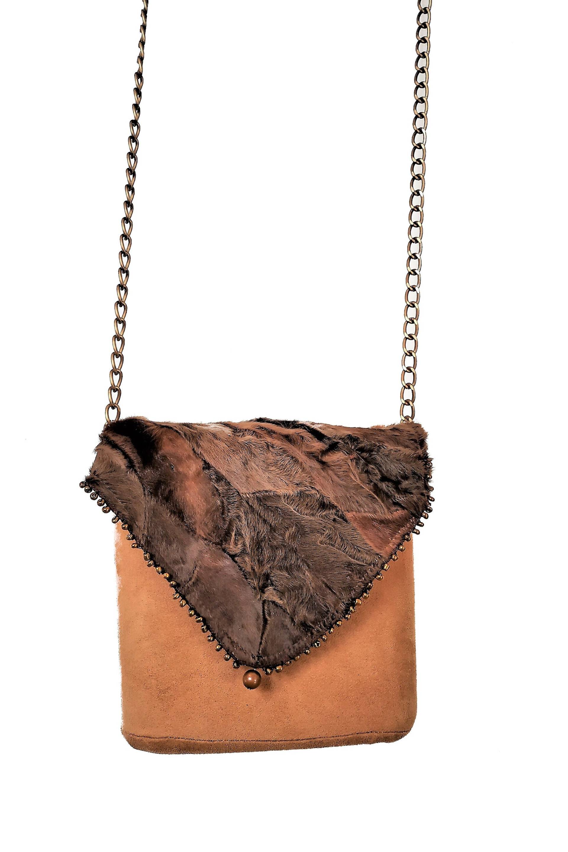 Beige Wildledertasche Mit Handgefertigtem Fell An Einem Langen Griff. Umhängetasche, in Der Das Durcheinander Unmöglich Ist Beige Wildledertasche Mit Handgefertigtem Fell An Einem Langen Griff. Umhängetasche, in Der Das Durcheinander Unmöglich Ist von GLEZANTdesign