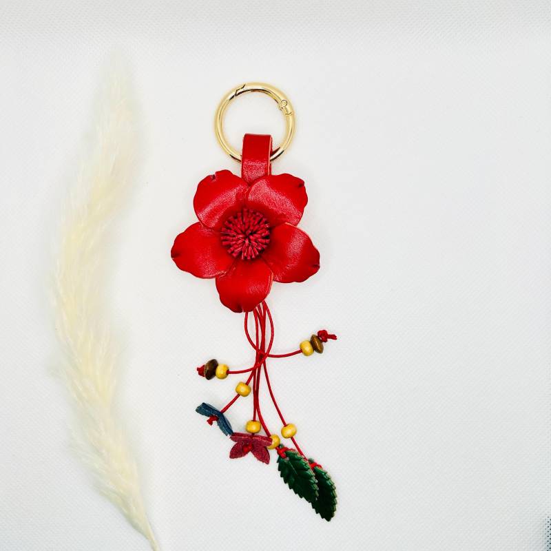 Boho Blumen-Taschenanhänger. Rotes Blütendesign Mit Perlen Blatt-Akzenten. Goldener Ring Kunstleder. Taschenaccessoire [Glindlichbyanni] von GLINDLICHbyAnni