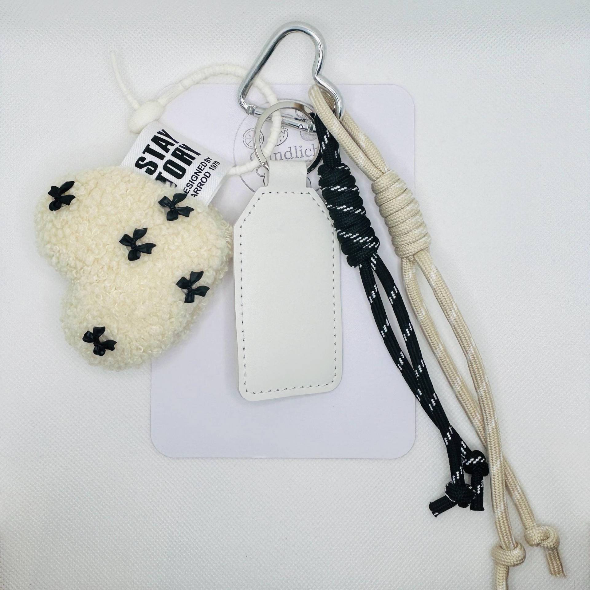 Flauschiger Herz Schlüsselanhänger. Plüschiger Taschenanhänger Beige Oder Braun. Kuscheliger Bag Charm Mit Schleifen. Teddyplüsch Flauschiger Herz Schlüsselanhänger. Plüschiger Taschenanhänger Beige Oder Braun. Kuscheliger Bag Charm Mit Schleifen. Teddyplüsch von GLINDLICHbyAnni