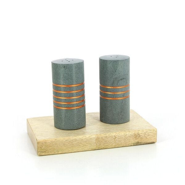 GLOBO Fair Trade Salz- und Pfefferstreuer aus Palewa-Stein auf Holzplatte von GLOBO Fair Trade