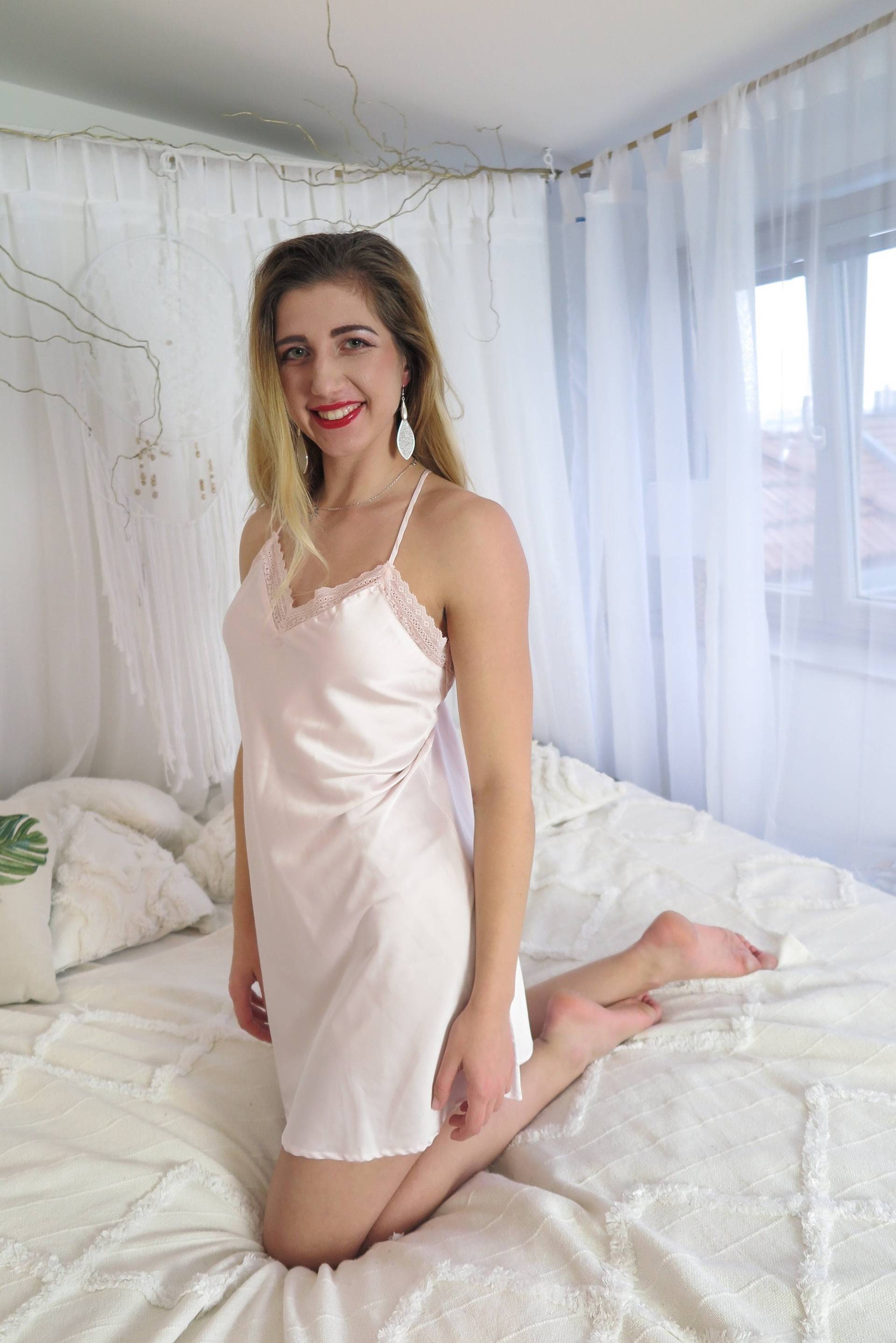 Zart Rosafarbenes Satin Nachthemd Aus Spitze - Angel Vibes Sleepwear Zart Rosafarbenes Satin Nachthemd Aus Spitze - Angel Vibes Sleepwear von GLOWLABORATORY