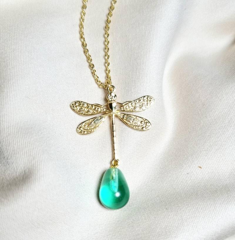 Glowybox Kette Libelle Swarsovski Stein Geschenkidee Weihnachten Freundin Frau Hochwertiger Schmuck Weihnachtsgeschenk Handmade Jewelry Grün von GLOWYBOX