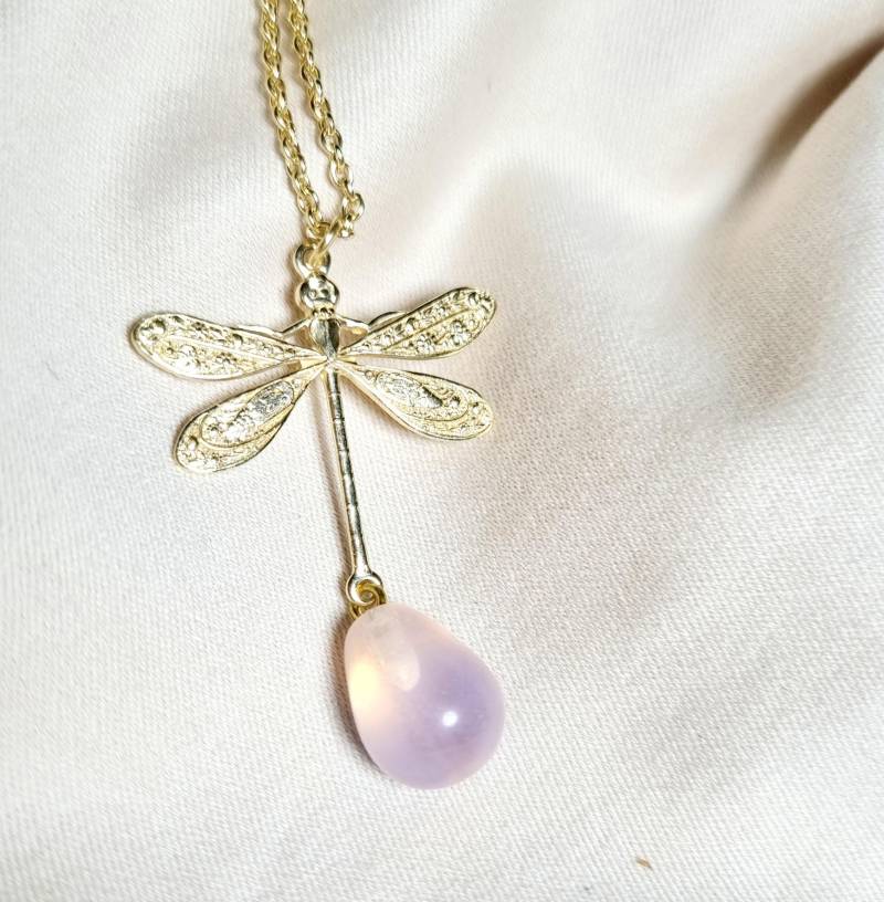 Glowybox Kette Libelle Swarsovski Stein Geschenkidee Weihnachten Freundin Frau Hochwertiger Schmuck Weihnachtsgeschenk Handmade Jewelry Rosa von GLOWYBOX