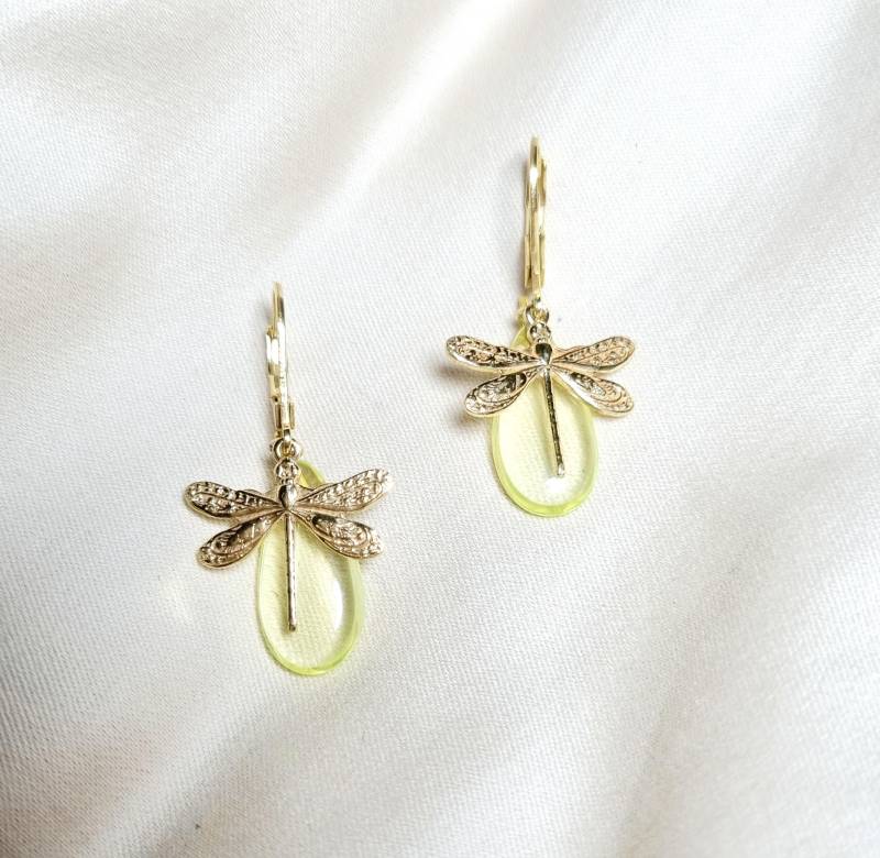 Glowybox Ohrringe Libelle Gold Handmade Schmuck Silberschmuck Mädchen Geschenk Freundin Handgemachtes Design Nachhaltig Schmuck Gelb von GLOWYBOX