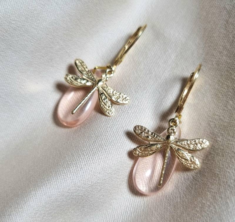 Glowybox Ohrringe Libelle Gold Handmade Schmuck Silberschmuck Mädchen Geschenk Freundin Schmuck Handgemachtes Design Nachhaltig Rosa Glowybox Ohrringe Libelle Gold Handmade Schmuck Silberschmuck Mädchen Geschenk Freundin Schmuck Handgemachtes Design Nachhaltig Rosa von GLOWYBOX