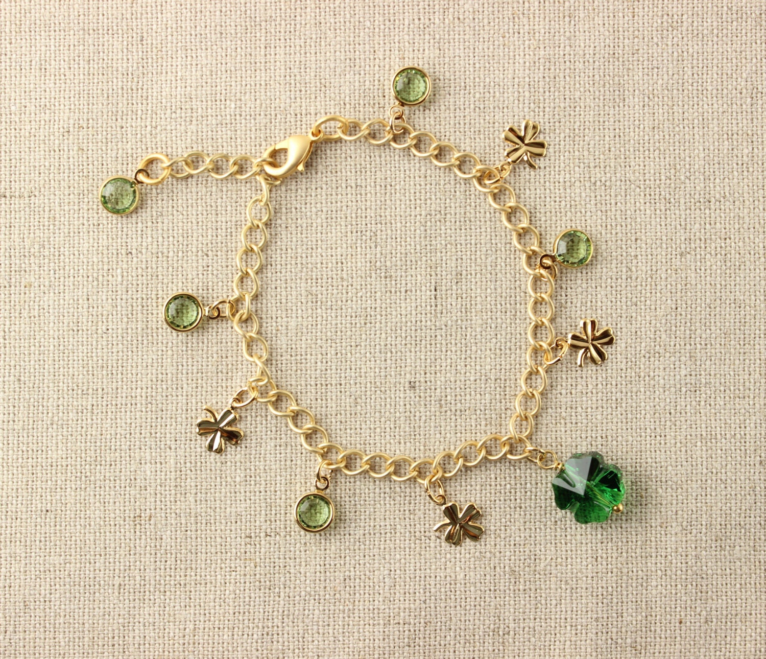 Armband Mit Grünen Swarovski Kleeblättern Und Goldtönen Armband Mit Grünen Swarovski Kleeblättern Und Goldtönen von GMHdesign