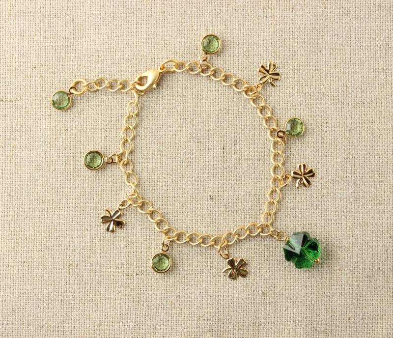 Armband Mit Grünen Swarovski Kleeblättern Und Goldtönen Armband Mit Grünen Swarovski Kleeblättern Und Goldtönen von GMHdesign