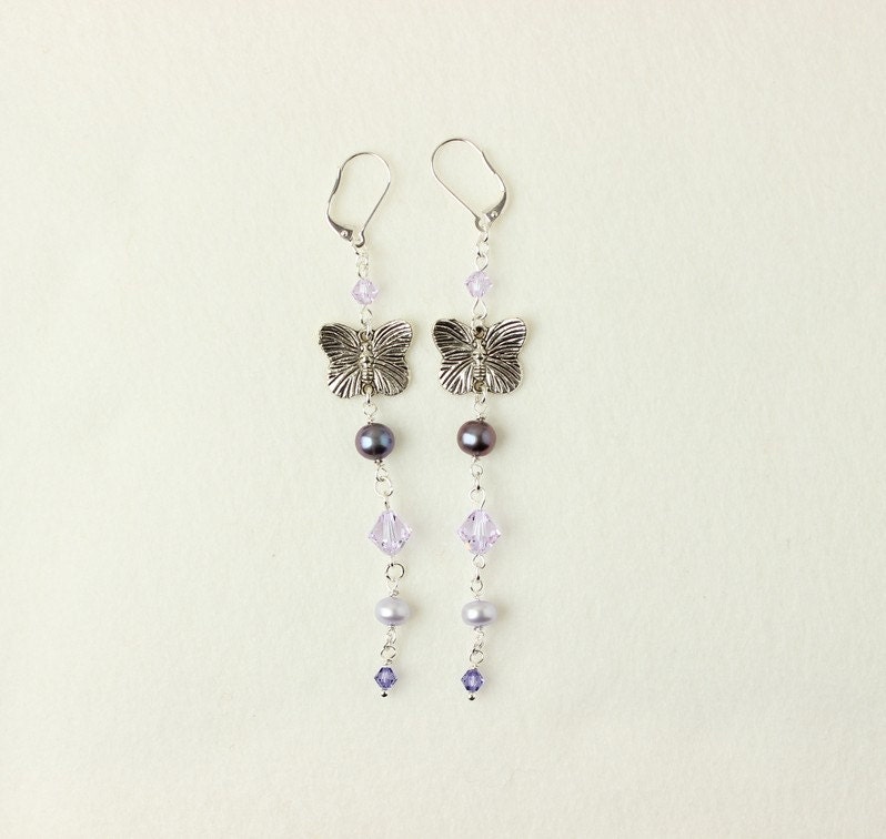Elegante Schmetterlings-Ohrringe in Violett/Lila Mit Silberfarbenen Schmetterlingen, Swarovski-Kristallen Und Süsswasserperlen Elegante Schmetterlings-Ohrringe in Violett/Lila Mit Silberfarbenen Schmetterlingen, Swarovski-Kristallen Und Süsswasserperlen von GMHdesign