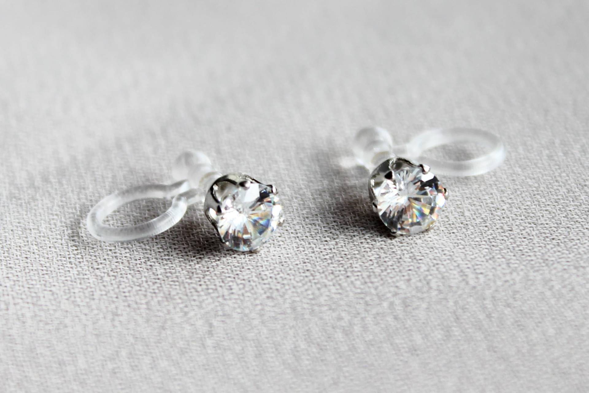Neue Größen In Unsichtbarer Clip Auf Ohrring, Nicht Durchbohrter Crystal Stud Silber-Clip-Ons, Mehrere Steingrößen Neue Größen In Unsichtbarer Clip Auf Ohrring, Nicht Durchbohrter Crystal Stud Silber-Clip-Ons, Mehrere Steingrößen von GMHdesign
