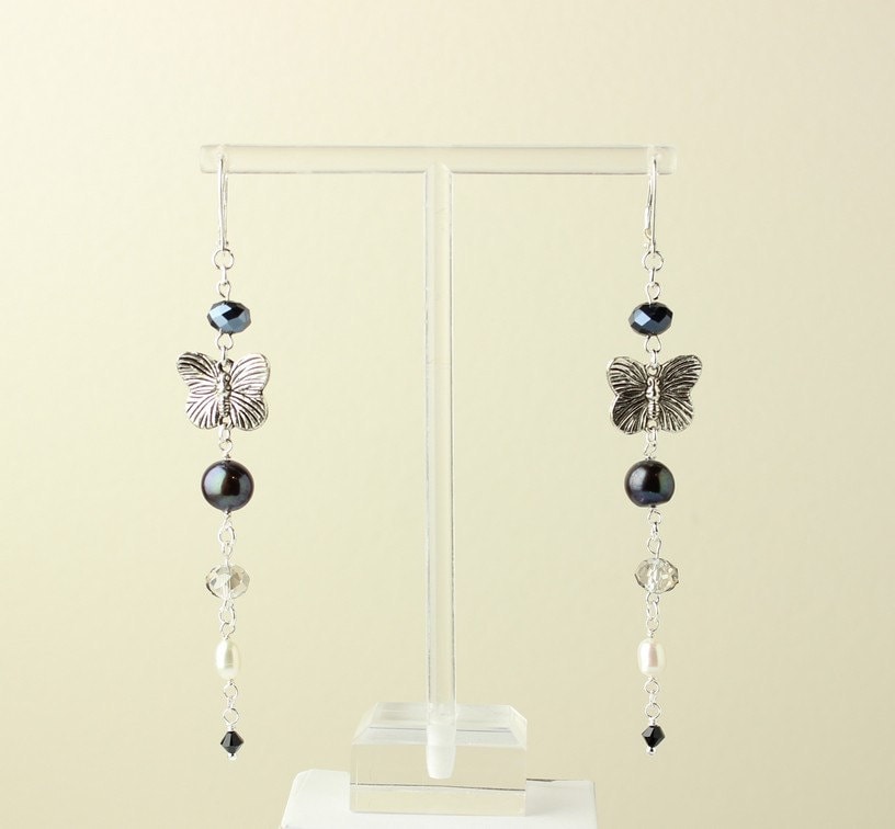 Schmetterling Ohrringe in Schwarz, Weiß Und Grau Mit Silberfarbenen Schmetterlingen, Swarovski Kristallen Süsswasserperlen Schmetterling Ohrringe in Schwarz, Weiß Und Grau Mit Silberfarbenen Schmetterlingen, Swarovski Kristallen Süsswasserperlen von GMHdesign