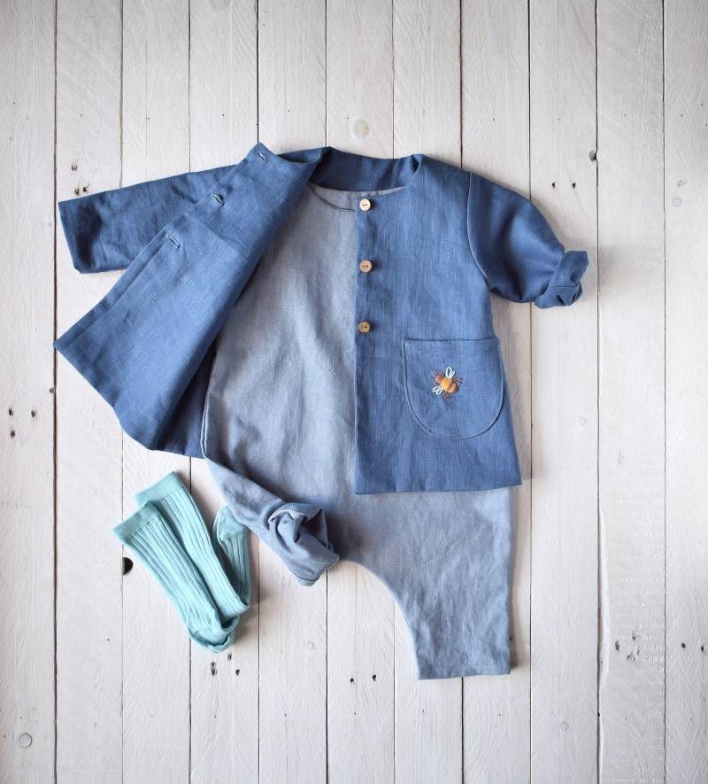 Blaue Leinenjacke Für Kinder, Kragenlose Jacke, Handstickerei von GMStileSenzaTempo