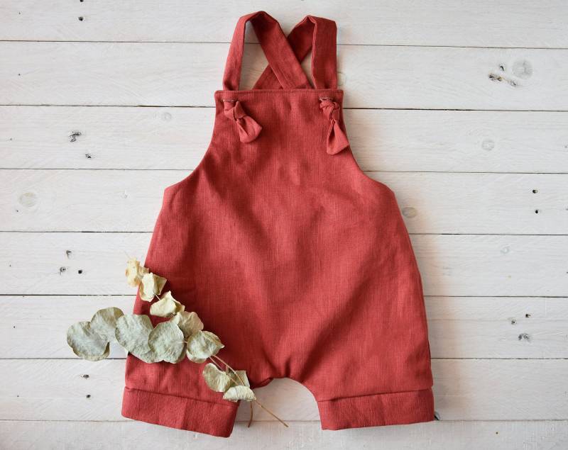 Kurze Latzhose Aus Babyleinen, Baby-Latzhose von GMStileSenzaTempo