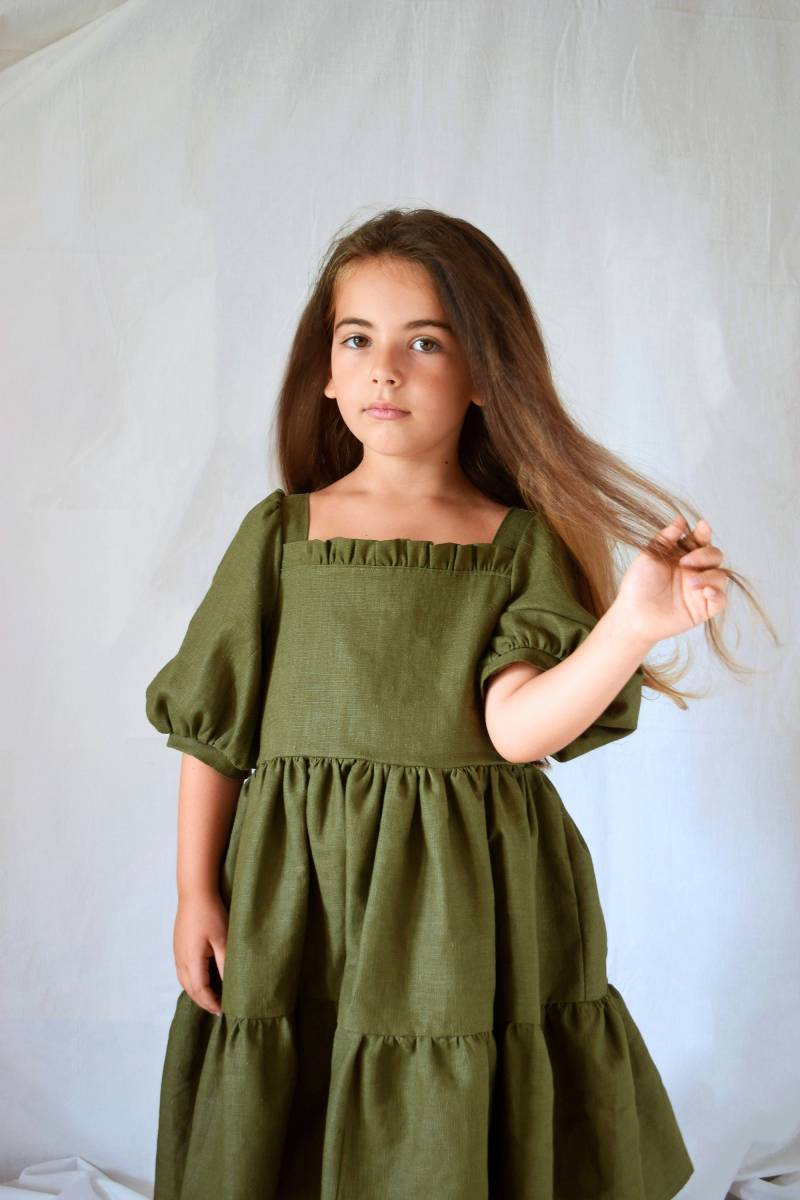 Leinenkleid Für Kleine Mädchen Mit Puffärmeln von GMStileSenzaTempo