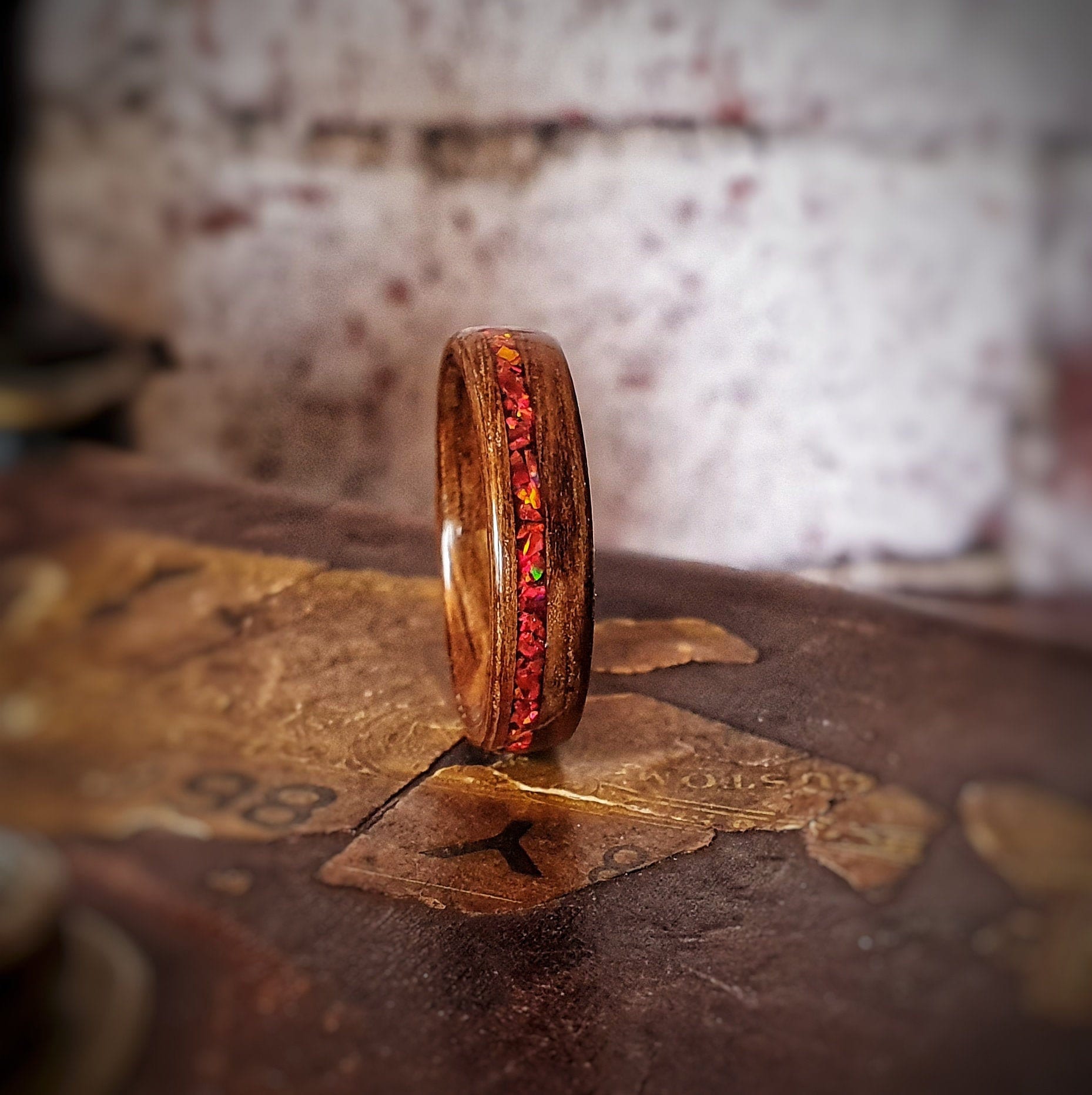 Englisch Brown Oak Trauring Mit Roter Rubin Opal Inlay Englisch Brown Oak Trauring Mit Roter Rubin Opal Inlay von GMWoodStock