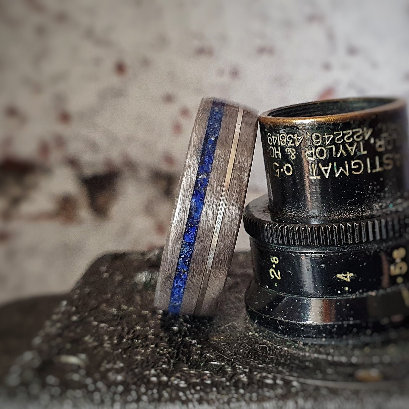 Grau Gemaserter Ahorn Ring Mit Lapis Lazuli Einlage & Silberdraht - Holzring Ehering Herrenring Grau Gemaserter Ahorn Ring Mit Lapis Lazuli Einlage & Silberdraht - Holzring Ehering Herrenring von GMWoodStock