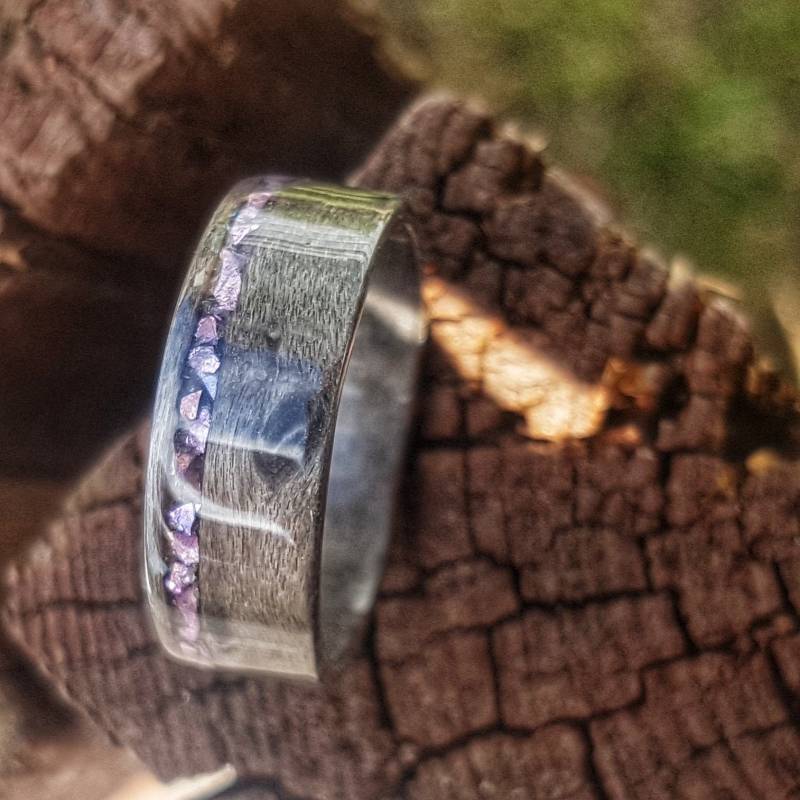 Grauer Trauring Aus Vogelaugenahorn Mit Amethyst Inlay von inGrainedRings